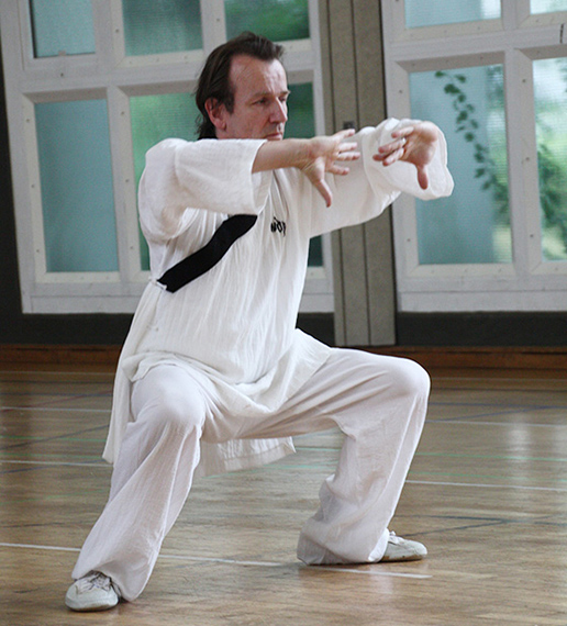 Tai-Chi-Übende in der Reiterstellung (Ma Bu)